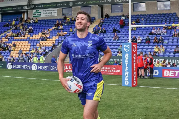 Warrington Wolves takımından Stefan Ratchford, 30 Mayıs 2025 'te İngiltere' nin Halliwell Jones Stadyumu 'nda oynanan 13. Betfred Süper Lig karşılaşmasında ısınma turunda Warrington Wolves Castleford Tigers' a karşı.