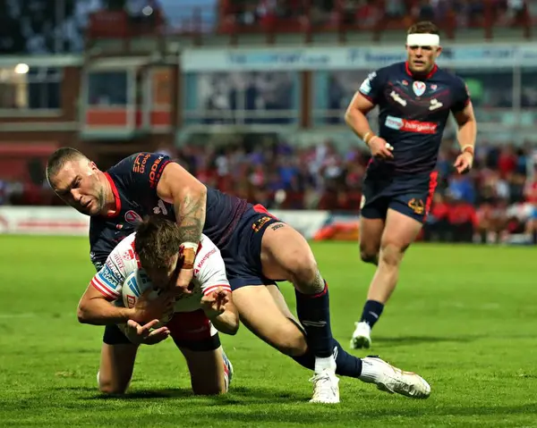 St. Helens takımından Curtis Sironen, Betfred Süper Lig 13. Raundu 'nda Hull KR' ın St Helens 'e karşı oynadığı Sewell Group Craven Park maçında Hull KR' dan Arthur Morgue 'u yere serdi.