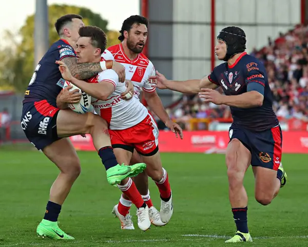 St. Helens Deon Cross, Betfred Süper Lig 13. Raundu 'nda Hull KR ile St Helens arasında oynanan Sewell Group Craven Park, Kingston üzerine Hull, Birleşik Krallık maçında Hull KR' dan Arthur Morgue 'u yendi.