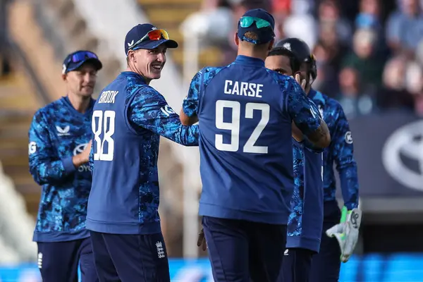 İngiltere kaptanı Harry Brook, 29 Mayıs 2025 'te Birmingham, İngiltere' deki Edgbaston 'da Batı Hint Adaları' na karşı 1. Metro Bank ODI İngiltere 'sinde Amir Jangoo' nun yakalanmasını kutluyor.