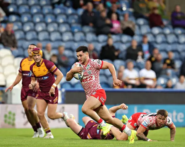 Leigh Leoparları 'ndan Keanan Brand, 29 Mayıs 2025' te John Smith Stadyumu 'nda oynanan Betfred Süper Lig 13. Raundu' nda Leopar Leoparlarından Ben McNamara 'ya nakledildi.