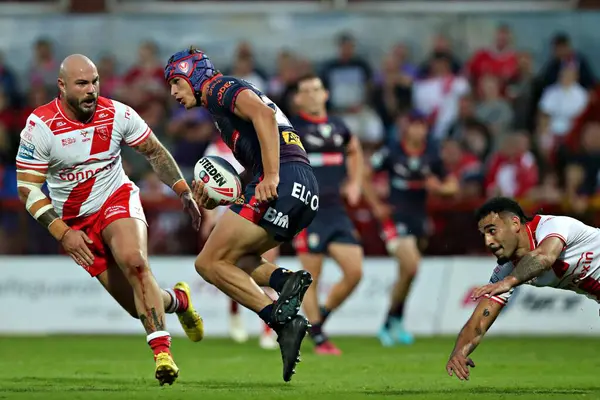 Sam Luckley ve Hull KR 'dan Tyrone May, Betfred Süper Lig 13. Raundunda Harry Robertson' a baskı yapıyorlar. Hull KR, St. Helens 'e karşı Sewell Grup Craven Park, Kingston üzerine Hull, Birleşik Krallık, 30 Mayıs 2025