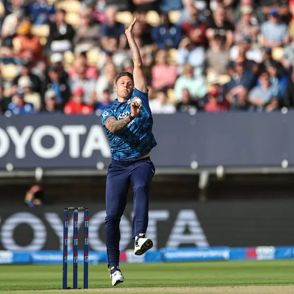 İngiltere 'den Brydon Carse topu 29 Mayıs 2025' te İngiltere 'nin Edgbaston, Birmingham, İngiltere' de Batı Hint Adaları 'na karşı 1.