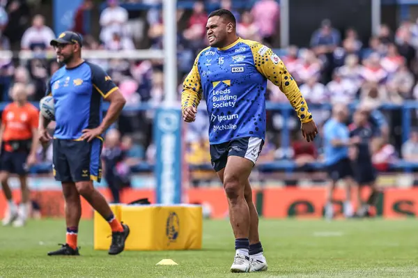 Leeds Rhinos takımından Sam Lisone, maç öncesi ısınma turunda Leeds Rhinos 'a karşı Wakefield Trinity, Headingley Stadyumu, Leeds, Birleşik Krallık' ta 31 Mayıs 2025 'te oynanan 13.