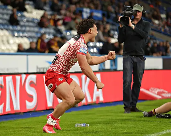 Leigh Leoparları 'ndan Lachlan Lam, 29 Mayıs 2025' te Birleşik Krallık 'ın Huddersfield Stadyumu' nda oynanan Betfred Süper Lig 13. Raundunda Huddersfield Giants - Leigh Leopards karşılaşmasını kutluyor.