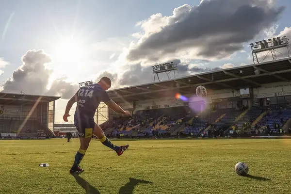 Warrington Wolves takımından Marc Sneyd, 30 Mayıs 2025 'te İngiltere' nin Halliwell Jones Stadyumu 'nda oynanan 13. Betfred Süper Lig karşılaşmasında ısınma turunda Warrington Wolves Castleford Tigers' a karşı.