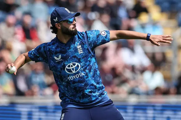 İngiltere 'nin Saqib Mahmood' u 2. Metro Bankası ODI İngiltere ile Batı Hint Adaları arasında 1 Haziran 2025 'te Sophia Gardens Kriket Sahası, Cardiff, Birleşik Krallık