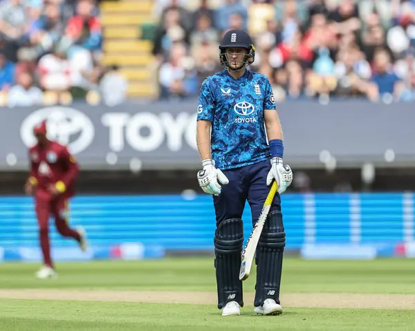 İngiltere 'den kederli bir Joe Root, Hope' un 29 Mayıs 2025 'te Edgbaston, Birmingham, İngiltere' de Batı Hint Adaları 'na karşı 1. Metro Bank ODI İngiltere' sinde yakaladığı top sahasından ayrıldı.