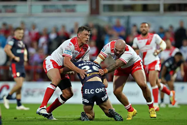 Hull KR 'dan Jai Whitbread ve Sam Luckley, Betfred Süper Lig 13. Raundu' nda St. Helens 'tan Harry Robertson ile Sewell Group Craven Park' ta oynanan Hull KR maçında, 30 Mayıs 2025 tarihinde Kingston üzerine Hull, İngiltere 'de karşı karşıya geldiler.