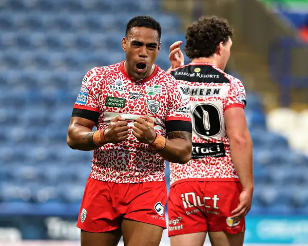 Leigh Leoparları 'ndan Joe Ofahengaue, Leigh Leopards' dan Isaac Liu 'nun 29 Mayıs 2025' te John Smith 'in Stadyumu' nda oynanan Betfred Süper Lig 13. Raundu Huddersfield Giants - Leigh Leopards maçında attığı golü kutluyor.