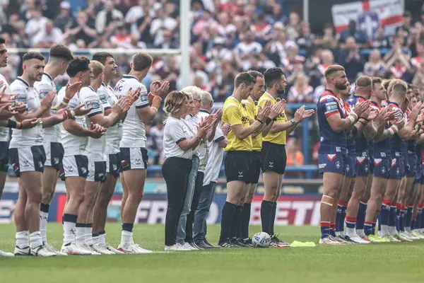 Rob Burrows 'un ailesi ve oyuncular, Rob Burrow' un hayatını Betfred Süper Lig 13. Raundda Leeds Rhinos 'a karşı Wakefield Trinity' nin 31 Mayıs 2025 'te Headingley Stadyumu' nda oynadığı karşılaşmada alkışladılar.