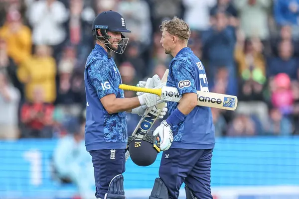 İngiltere 'den Joe Root, İngiltere' den Will Jacks ile birlikte 1 Haziran 2025 'te Sofya Bahçeleri Kriket Sahası' nda 2.