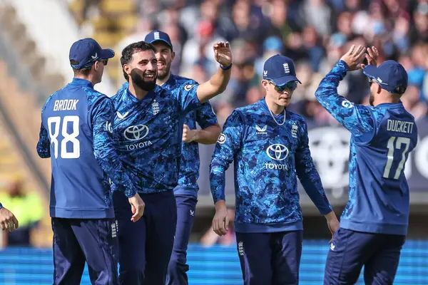 İngiltere 'nin Saqib Mahmood' u, 21 Mayıs 2025 'te İngiltere' nin Edgbaston, Birmingham, İngiltere 'de Batı Hint Adaları' na karşı 1.