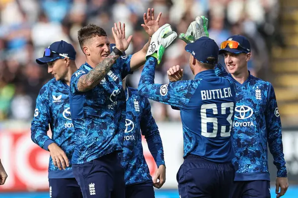 İngiltere 'den Brydon Carse, 29 Mayıs 2025' te İngiltere 'nin Edgbaston kentinde Batı Hint Adaları' na karşı 1. Metro Bank ODI İngiltere maçında Brandon King 'in kalesini kutluyor.