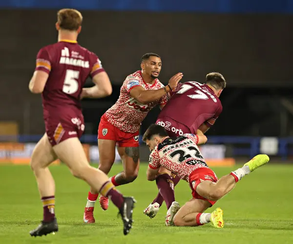 Leigh Leoparları 'ndan Ben McNamara ve Leoparlar' dan Umyla Hanley, Huddersfield Giants 'ın oynadığı Betfred Süper Lig maçı Huddersfield Giants - Leigh Leopards maçında John Smith Stadyumu, Huddersfield, Birleşik Krallık' ta Joe Greenwood 'u yere serdi.