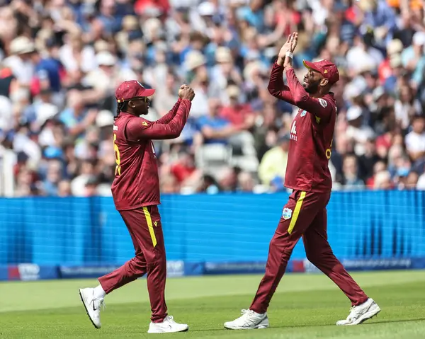 Batı Hint Adaları 'ndan Keacy Carty, İngiltere kaptanı Harry Brook' un 29 Mayıs 2025 'te İngiltere' nin Birmingham kentinde Batı Hint Adaları 'na karşı 1. Metro Bank ODI İngiltere' sinde takım arkadaşlarıyla yakalanışını kutluyor.