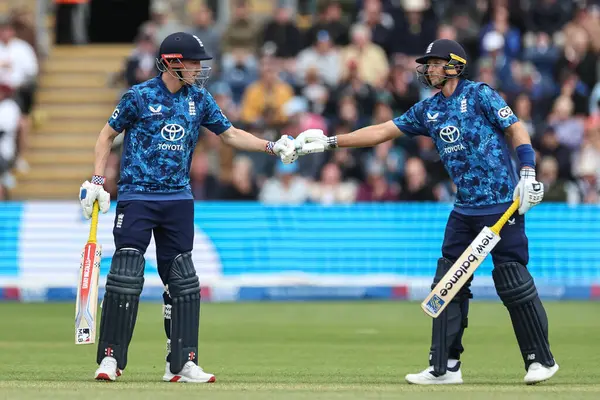 İngiltere 'den Joe Root, 1 Haziran 2025' te Sophia Gardens Cricket Ground, Cardiff, Birleşik Krallık 'ta 2. Metro Bank ODI İngiltere - Batı Hint Adaları maçında 6 puanlık bir vuruş yaptıktan sonra İngiltere kaptanı Harry Brook' a yumruk attı.