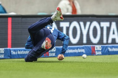 İngiltere 'den Harry Brook, 3 Haziran 2025' te Kia Oval, Londra 'da düzenlenen 3. Metro Bank ODI İngiltere - Batı Hint Adaları davasında topun sınıra ulaşmasını engelliyor.