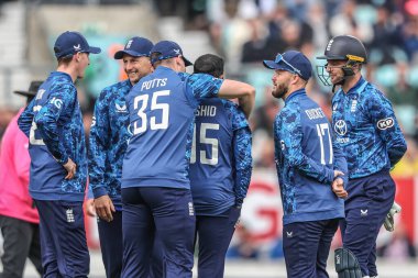 İngiltere 'den Adil Rashid, 3 Haziran 2025' te Londra, Kia Oval 'de Batı Hint Adaları 3. Metro Bank ODI İngiltere - Batı Hint Adaları sırasında Keacy Carty' nin kalesini kutluyor.