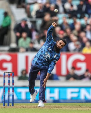 İngiliz Adil Rashid, 3 Haziran 2025 'te Kia Oval, Londra, İngiltere' de düzenlenen 3. Metro Bank ODI İngiltere - Batı Hint Adaları karşılaşmasında topu teslim etti.