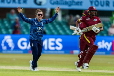 İngiltere 'den Linsey Smith, Batı Hint Adaları Kadınları' ndan Stafanie Taylor 'ın görevden alınmasını kutluyor, ki bu olay daha sonra Uluslararası Metro Bankası' nın 2.