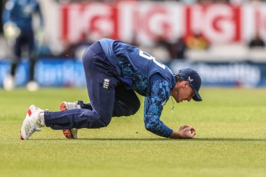 İngiltere 'den Harry Brook, Batı Hint Adaları' ndan Sherfane Rutherford 'u 3. Metro Bank ODI İngiltere ile Batı Hint Adaları arasındaki Kia Oval, Londra, 3 Haziran 2025' de yakaladı.