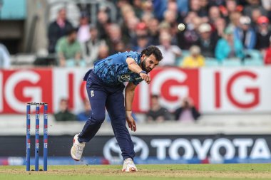 İngiltere 'nin Saqib Mahmood, 3 Haziran 2025' te Kia Oval, Londra, Birleşik Krallık 'ta 3.