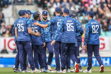 İngiltere 'den Adil Rashid, 3 Haziran 2025' te Londra, Kia Oval 'de Batı Hint Adaları 3. Metro Bank ODI İngiltere - Batı Hint Adaları sırasında Keacy Carty' nin kalesini kutluyor.