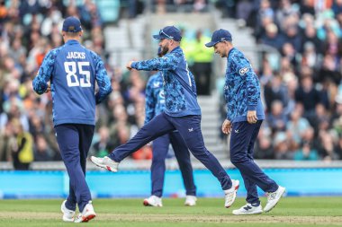 İngiltere 'den Ben Duckett, Batı Hint Adaları' ndan Justin Greaves 'in 3. Metro Bankası ODI İngiltere ile Batı Hint Adaları arasında 3 Haziran 2025' te Londra, Kia Oval 'de yakalanmasını kutluyor.