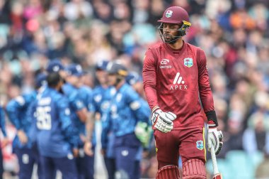 Batı Hint Adaları 'ndan Roston Chase, 3. Metro Bank ODI İngiltere Batı Hint Adaları' nda 3 Haziran 2025 'te Kia Oval, Londra, İngiltere' de Joe Root tarafından yakalandıktan sonra oyun alanından ayrıldı.
