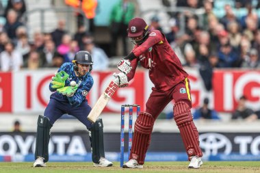 Batı Hint Adaları 'ndan Roston Chase, 3. Metro Bank ODI İngiltere ve Batı Hint Adaları' nda 3 Haziran 2025 'te Londra, Kia Oval, İngiltere' de oynanan karşılaşmada topu İngiltere 'den Joe Root' un ellerine attı.