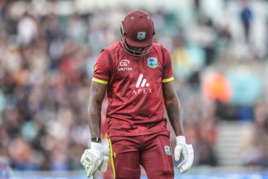 Batı Hint Adaları 'ndan Alzarri Joseph, 3 Haziran 2025' te Kia Oval, Londra, Birleşik Krallık 'ta 3. Metro Bank ODI İngiltere - Batı Hint Adaları davasında İngiltere' li Matthew Potts tarafından yakalandıktan sonra oyun alanından ayrıldı.