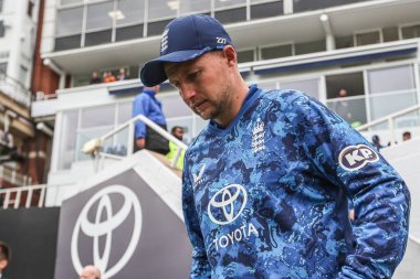 İngiltere 'den Joe Root, 3 Haziran 2025' te Kia Oval, Londra, İngiltere 'de oynanan 3.