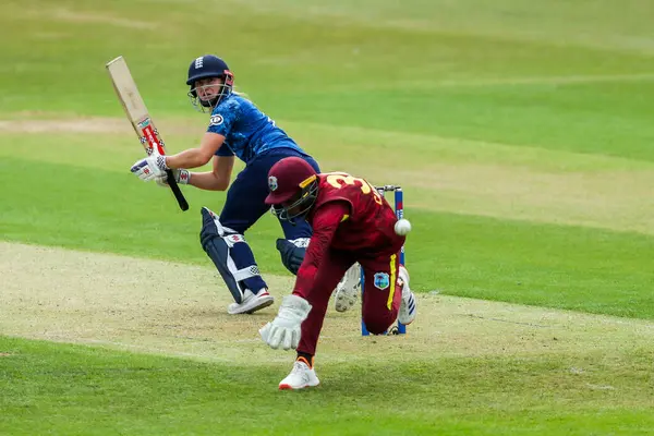 İngiltere 'den Emma Lamb 4 Haziran 2025' te Uptonsteel County Ground, Leicester 'da Uluslararası İngiltere Kadın Bağımsızlara Karşı 2.