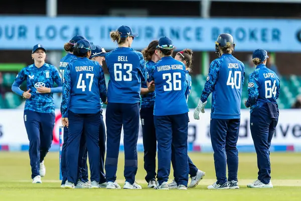 İngiliz Kadınları, Aaliyah Alleyne 'nin Batı Hint Adaları' ndan ihraç edilmesini 2. Metro Bankası ODI Uluslararası İngiltere Kadınlar Batı Hint Adaları 'na karşı Uptonsteel County Zemin, Leicester, Birleşik Krallık, 4 Haziran 2025' te kutladı.