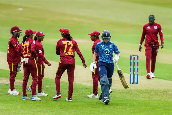 İngiltere 'den Amy Jones, İngiltere' nin Leicester eyaletinde Uptonsteel County Ground, Leicester 'da düzenlenen 2. Uluslararası İngiltere Uluslararası Kadınlar - Batı Hint Adaları Kadın Davası sırasında görevden alındıktan sonra en iyi kariyeri için Batı Hint Adaları Kadınları tarafından ödüllendirildi.