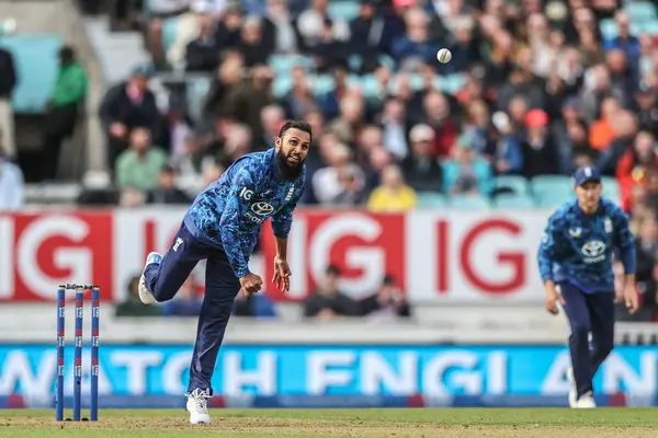 İngiliz Adil Rashid, 3 Haziran 2025 'te Kia Oval, Londra, İngiltere' de düzenlenen 3. Metro Bank ODI İngiltere - Batı Hint Adaları karşılaşmasında topu teslim etti.