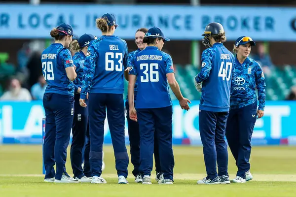 İngiliz Kadınları, Aaliyah Alleyne 'nin Batı Hint Adaları' ndan ihraç edilmesini 2. Metro Bankası ODI Uluslararası İngiltere Kadınlar Batı Hint Adaları 'na karşı Uptonsteel County Zemin, Leicester, Birleşik Krallık, 4 Haziran 2025' te kutladı.