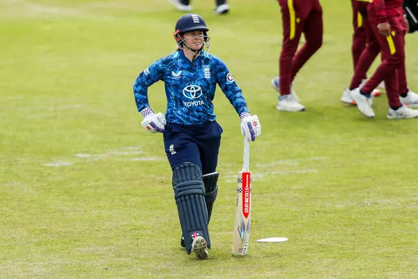 İngiltere 'den Tammy Beaumont 2. Metro Bankası ODI Günü' nde görevden alındıktan sonra Uptonsteel County Ground, Leicester, İngiltere 4 Haziran 2025 'te Batı Hint kadınlarına karşı açılan davada sahadan ayrıldı.