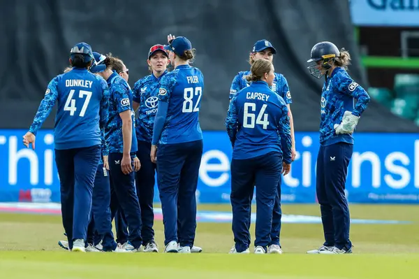 İngiltere Kadınları, Batı Hint Adaları 'ndan Stafanie Taylor' ın 2. Metro Bank ODI Uluslararası İngiltere Kadınlar Batı Hint Adaları 'na karşı Uptonsteel County Ground, Leicester, Birleşik Krallık, 4 Haziran 2025' de görevden alınmasını kutluyor.