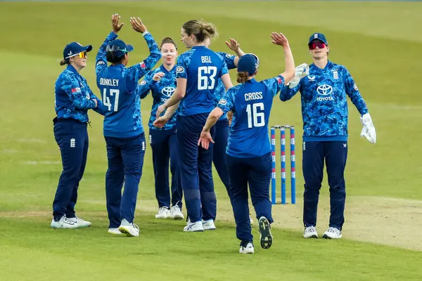 İngiltere Kadınları, Batı Hint Adaları 'ndan Zaida James' in 2. Metro Bankası ODI Uluslararası İngiltere Kadınlar Batı Hint Adaları 'na karşı Uptonsteel County Ground, Leicester, İngiltere 4 Haziran 2025' de görevden alınmasını kutluyor.