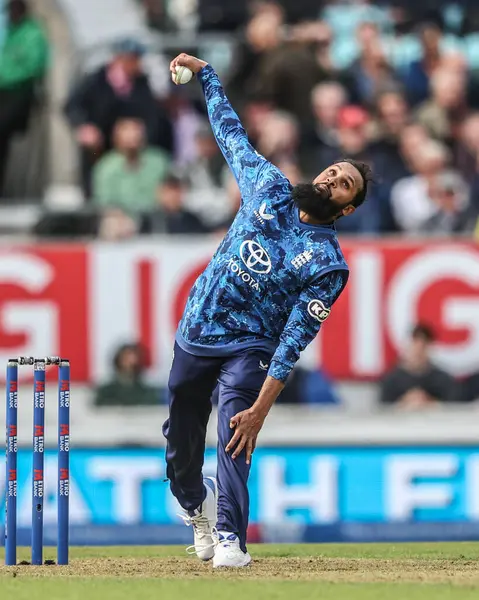 İngiliz Adil Rashid, 3 Haziran 2025 'te Kia Oval, Londra, İngiltere' de düzenlenen 3. Metro Bank ODI İngiltere - Batı Hint Adaları karşılaşmasında topu teslim etti.