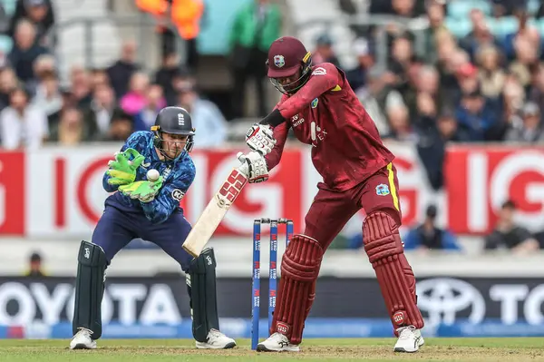 Batı Hint Adaları 'ndan Roston Chase, 3. Metro Bank ODI İngiltere ve Batı Hint Adaları' nda 3 Haziran 2025 'te Londra, Kia Oval, İngiltere' de oynanan karşılaşmada topu İngiltere 'den Joe Root' un ellerine attı.