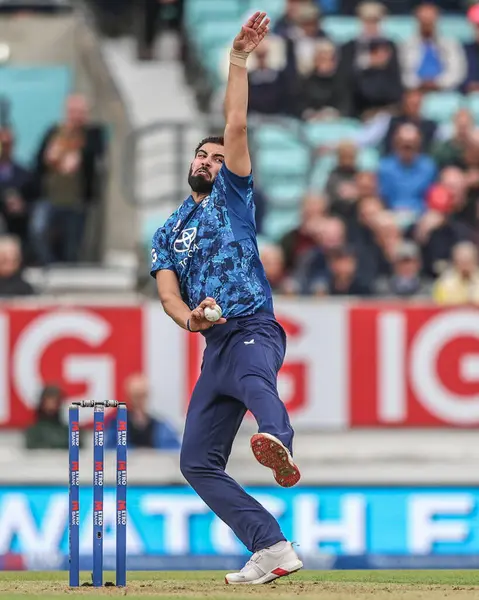 İngiltere 'nin Saqib Mahmood, 3 Haziran 2025' te Kia Oval, Londra, Birleşik Krallık 'ta 3.