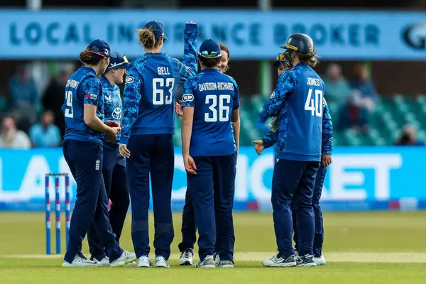 İngiliz Kadınları, Aaliyah Alleyne 'nin Batı Hint Adaları' ndan ihraç edilmesini 2. Metro Bankası ODI Uluslararası İngiltere Kadınlar Batı Hint Adaları 'na karşı Uptonsteel County Zemin, Leicester, Birleşik Krallık, 4 Haziran 2025' te kutladı.