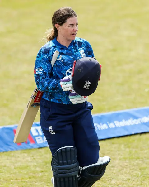 İngiltere 'den Tammy Beaumont 2. Metro Bankası ODI Günü' nde görevden alındıktan sonra Uptonsteel County Ground, Leicester, İngiltere 4 Haziran 2025 'te Batı Hint kadınlarına karşı açılan davada sahadan ayrıldı.
