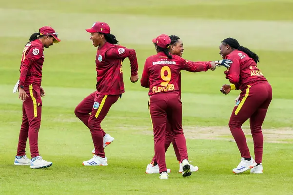 Batı Hint Adaları Kadınları, İngiltere 'den Emma Lamb' in 2. Metro Bankası ODI Uluslararası İngiltere Kadınlar Batı Hint Adaları 'na karşı Uptonsteel County Ground, Leicester, İngiltere 4 Haziran 2025' de görevden alınmasını kutluyor.