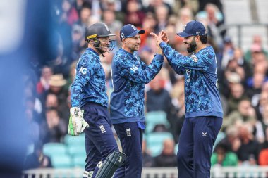 İngiltere 'den Joe Root, 3. Metro Bank ODI İngiltere ve Batı Hint Adaları' nda 3 Haziran 2025 'te Londra, Kia Oval' de Roston Chase 'in yakalanmasını kutluyor.