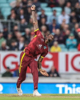 Batı Hint Adaları 'ndan Alzarri Joseph, 3 Haziran 2025' te Kia Oval, Londra, İngiltere 'de düzenlenen 3.