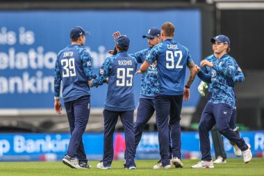 İngiltere 'den Jamie Smith, Batı Hint Adaları' ndan Evin Lewis 'in 3. Metro Bank ODI İngiltere ve Batı Hint Adaları' nda 3 Haziran 2025 'te Kia Oval, Londra' da yakalanmasını kutluyor.